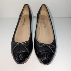 Chanel Interlocking CC Logo Leather Pumps - Size 40 - color Black